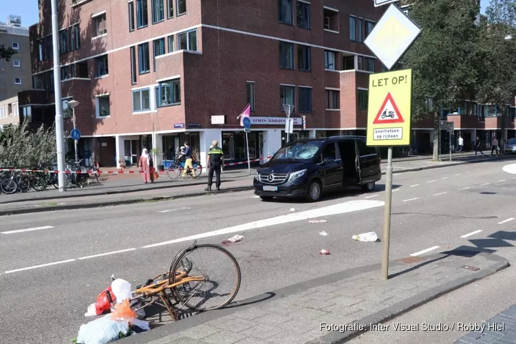 Fietser zwaargewond na aanrijding met taxi