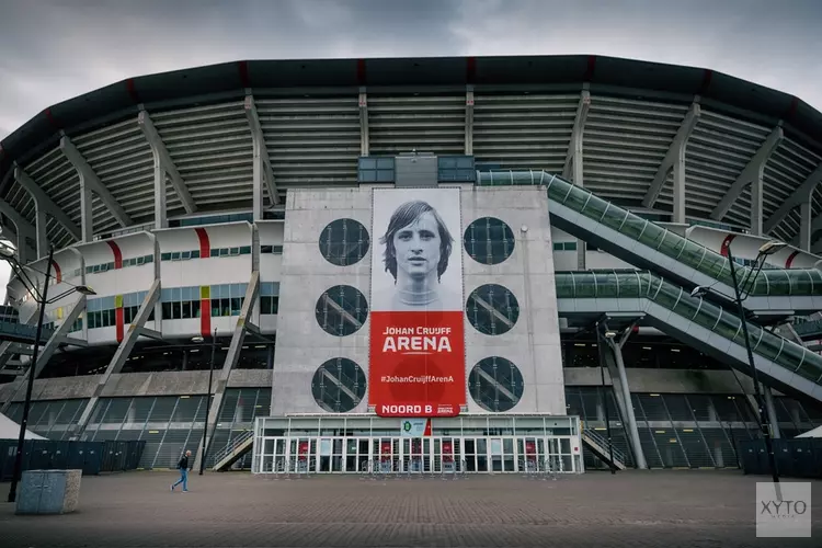 Standbeeld en stadion van Cruijff in Barcelona