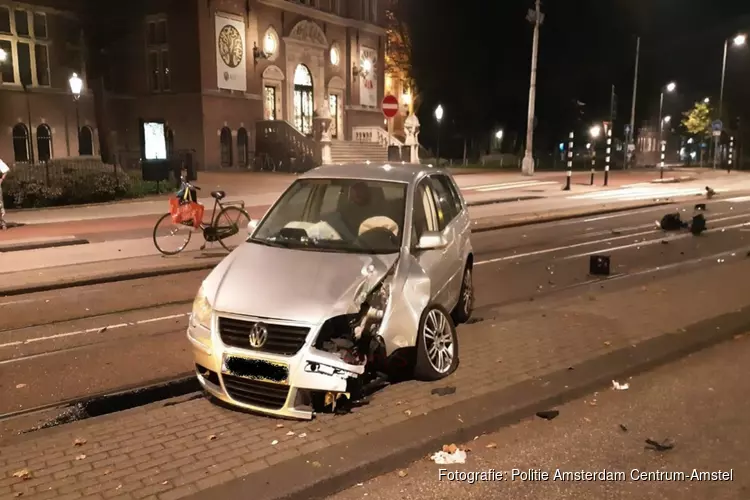 Straatrace in Amsterdam eindigt in crash: automobilist neemt de benen