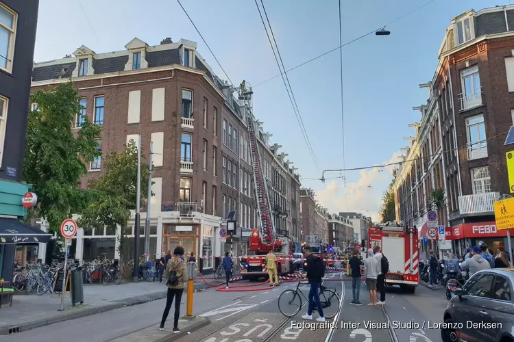 Brand op dak in Amsterdam Oud-Zuid