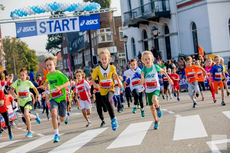 Duizenden jonge hardlopers in actie bij Mini Dam tot Damlopen