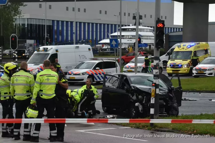 Auto crasht tijdens wilde achtervolging in Westpoort