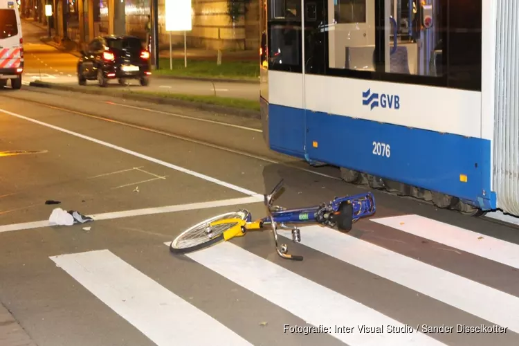 Fietser gewond na aanrijding met tram in Amsterdam