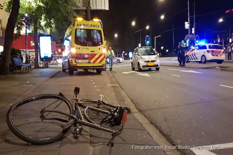 Fietser zwaargewond nabij Leidseplein na botsing met huurauto