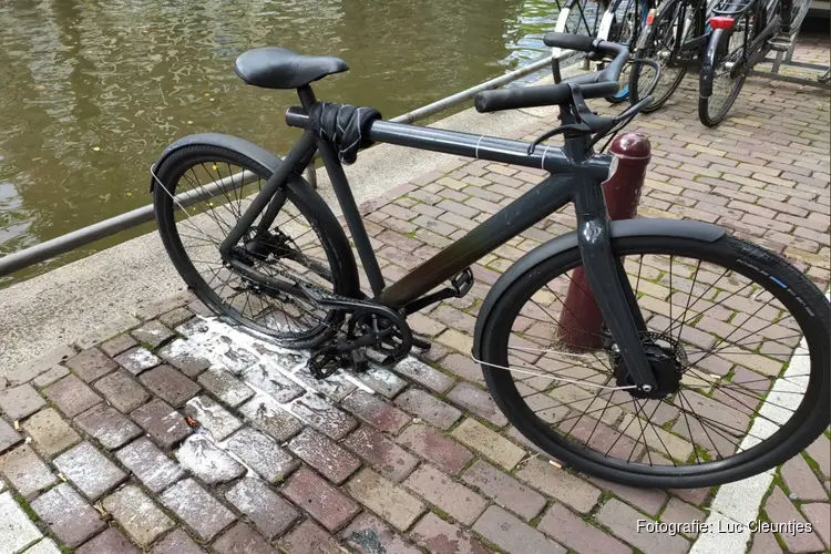 Elektrische fiets vliegt in brand in Amsterdamse woning