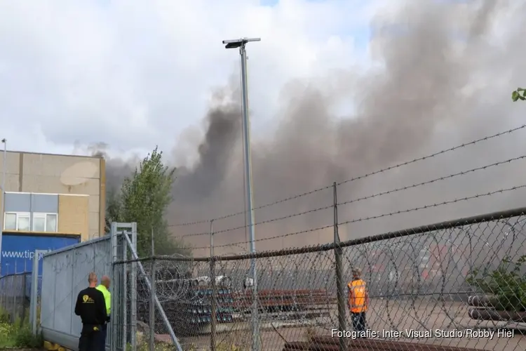 Veel rookontwikkeling bij brand cacao-opslag havengebied Amsterdam