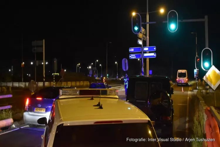 Beschoten automobilist knalt tegen brandweerkazerne Amsterdam: slachtoffer zwaargewond