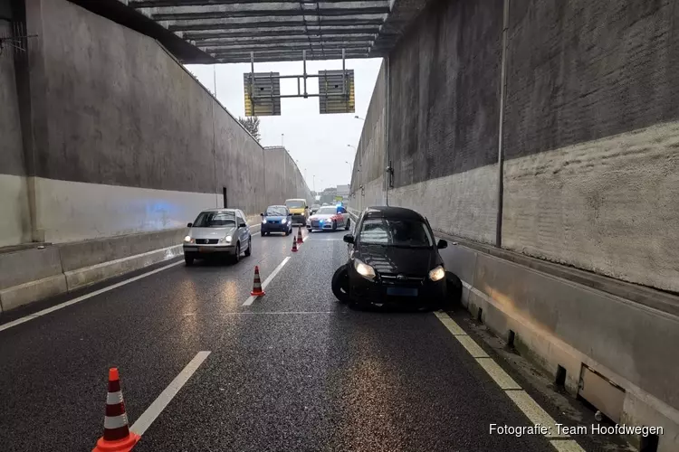 Taxichauffeur onder invloed van lachgas crasht in Coentunnel