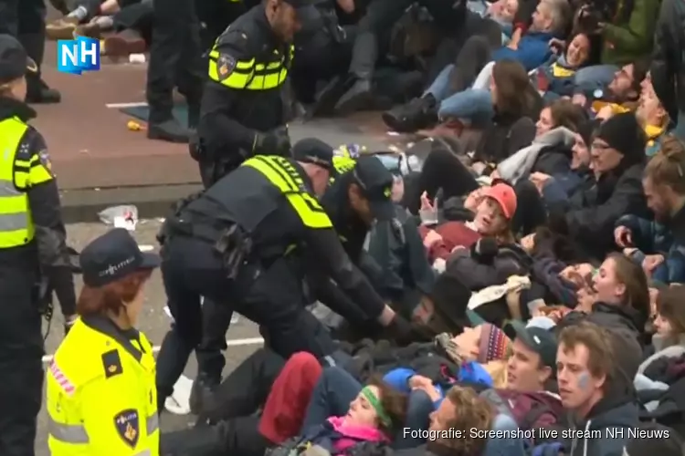 Politie grijpt harder in bij klimaatblokkade en roept stadsbussen op voor massale arrestaties