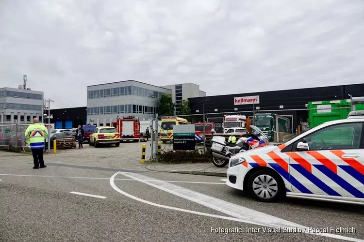 Persoon raakt bedolven onder pallet met natuursteen op Schiphol