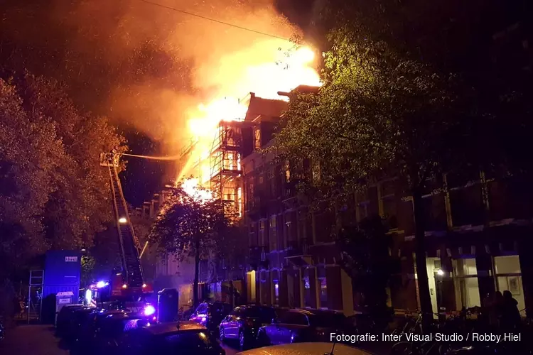 Grote brand in leegstaand pand Amsterdam: omliggende huizen ontruimd