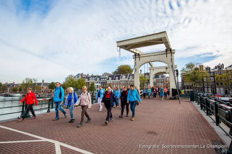 12.000 wandelaars tijdens de Amsterdam City Walk 23 verschillende nationaliteiten aan de start