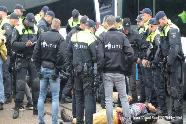 Politie pakt 130 milieuactivisten op bij blokkade Blauwbrug in Amsterdam