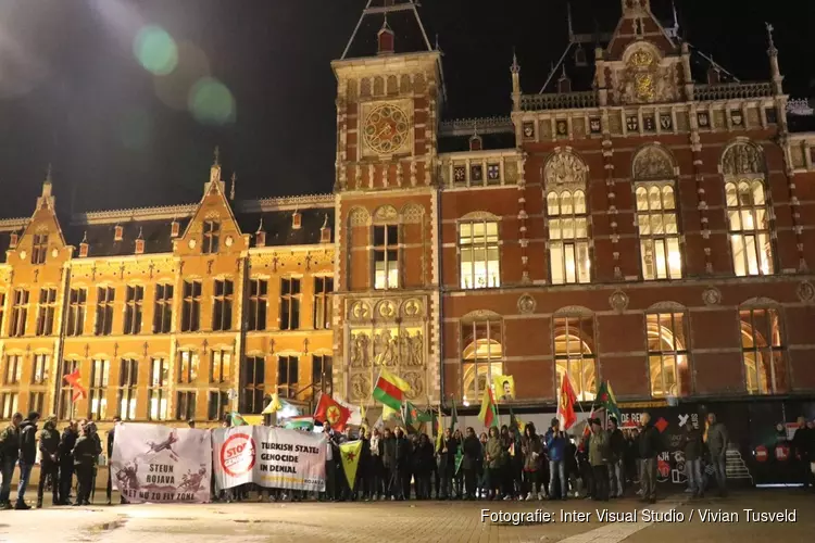 Spontaan protest tegen Erdogan op station Amsterdam Centraal