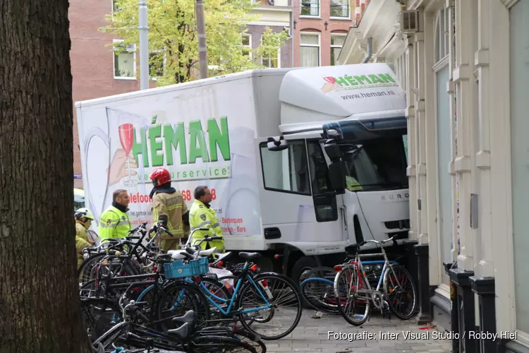 Vrachtwagen tegen woning in Amsterdam