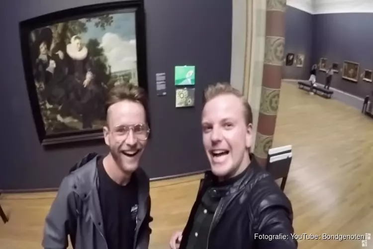 Rijksmuseum kan niet lachen om YouTubers die eigen schilderij naast Frans Hals hangen