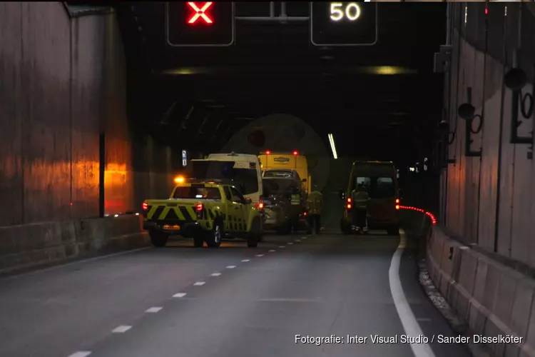 Coentunnel afgesloten na ongeluk met meerdere voertuigen, twee ambulances ter plaatse