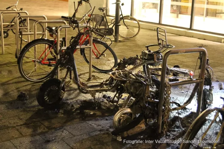 Twee scooters door brand volledig verwoest bij Metrostation Wibautstraat