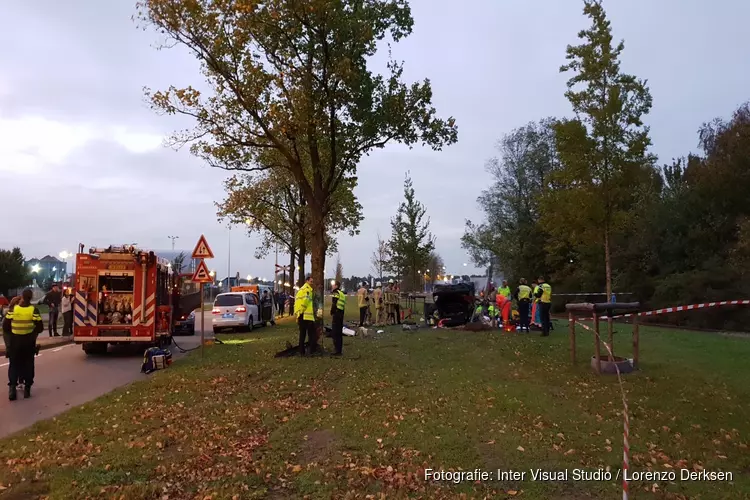 Auto belandt op kop op Radarweg in Amsterdam: twee gewonden