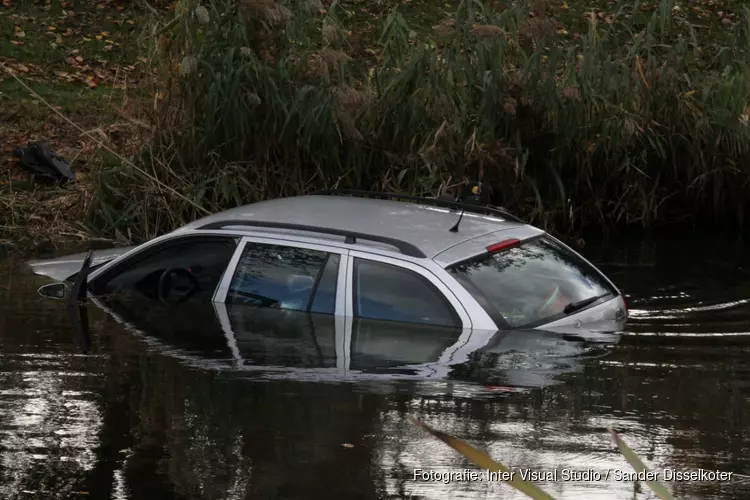 Auto te water in Amsterdam Nieuw-West