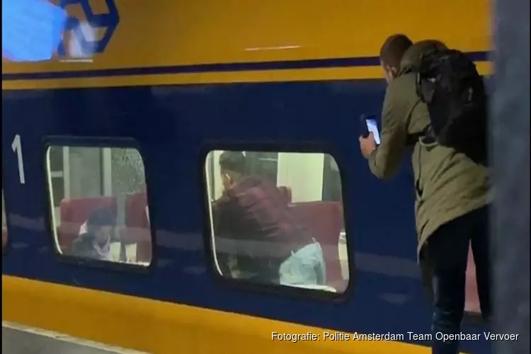 Zakkenroller op heterdaad gefotografeerd in trein op Amsterdam Centraal