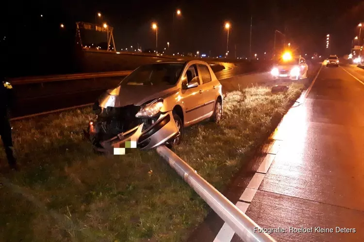 Automobilist rijdt lichtmast omver bij Schiphol