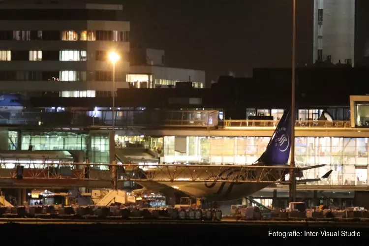 Passagiers en crew veilig van boord van mogelijk gekaapt toestel Schiphol