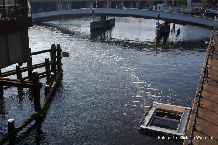 Eerste scherm van luchtbellen haalt plastic uit Amsterdamse grachten