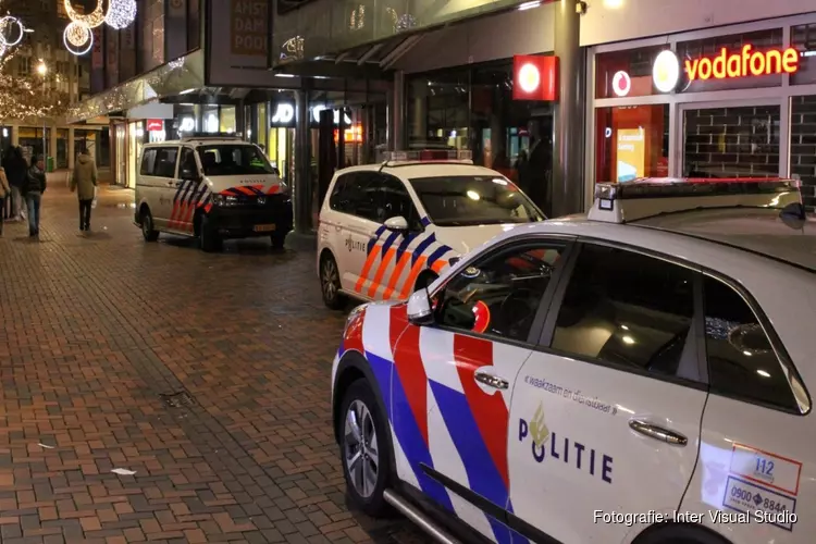 Overvallers dreigen met messen bij winkel in Amsterdam