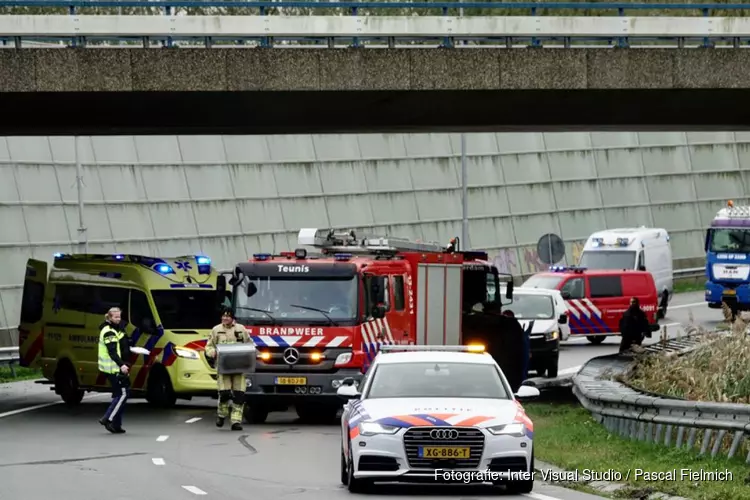 Auto belandt op zijn kop bij afrit A8 Amsterdam