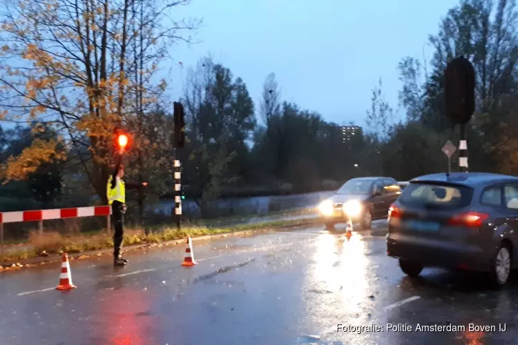 Automobilist beboet voor spookrijden om politie-afzetting te ontwijken