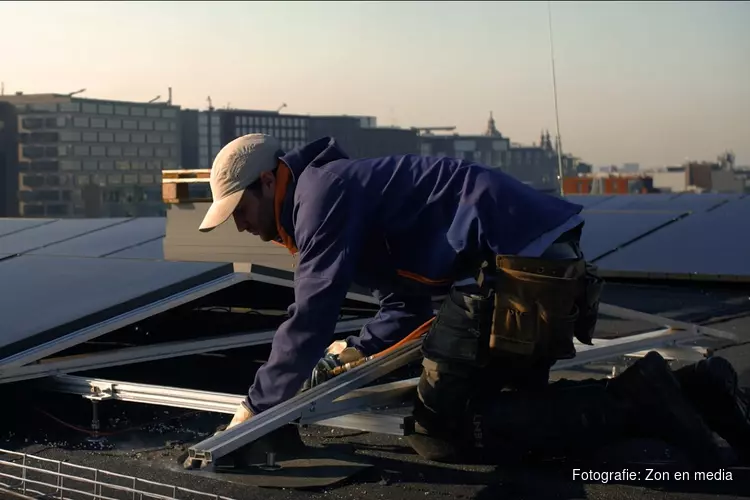 964 zonnepanelen op dak Muziekgebouw aan ‘t IJ en BIMHUIS