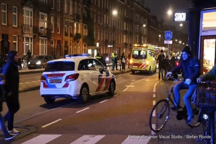 Man mishandeld in Amsterdam, blijft liggen op tramrails