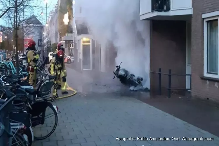 Woningen beschadigd door brandende motor in Amsterdam