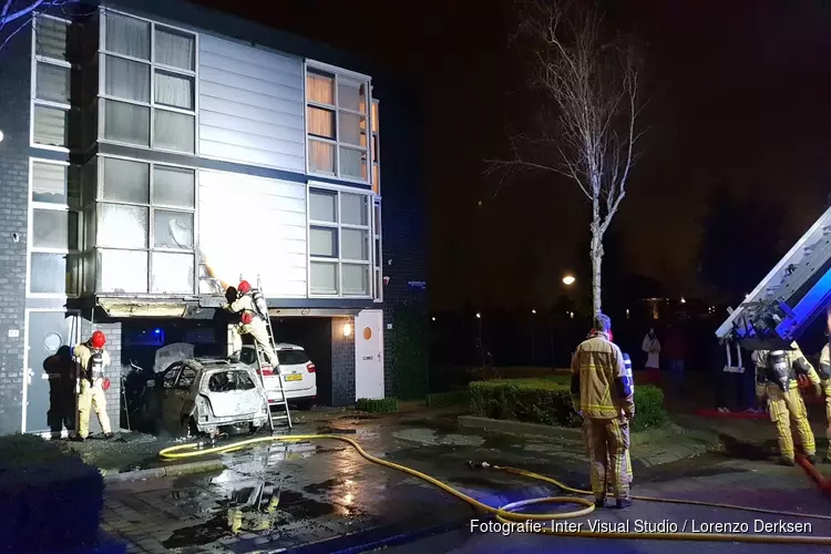 Auto in carport in brand