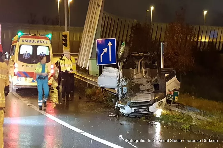 Crash op A10: twee gewonden, vermoedelijk lachgas in het spel