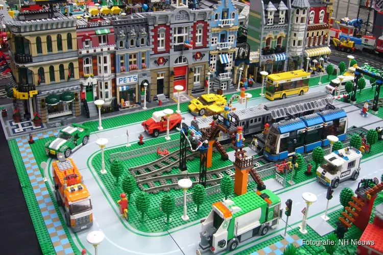 Metershoge LEGO-molen in nieuwe flagshipstore Amsterdam