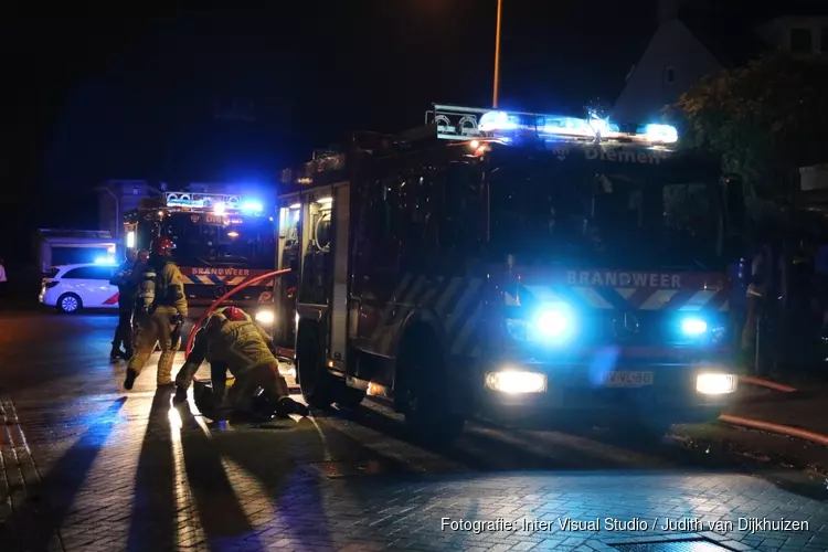 Straat blauw na brand in schuur Diemen