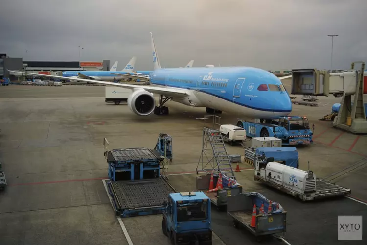 Miljoenenjacht op Schiphol: bankbiljetten uit opengebarsten koffer vliegen in het rond