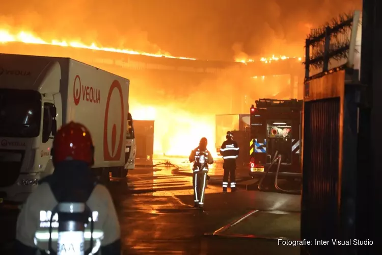 Zeer grote brand in opslagloods voor papier in Amsterdam