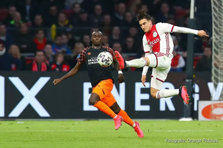 Ajax nipt langs PSV in magere topper