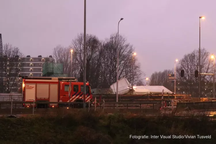 Tent omgewaaid op bouwplaats Beneluxbaan