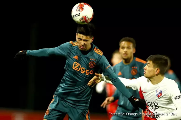 Jong Ajax krijgt pak slaag in Utrecht