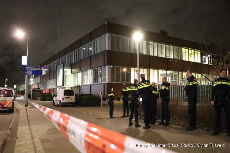 Amsterdams politiebureau korte tijd ontruimd vanwege verdachte brief