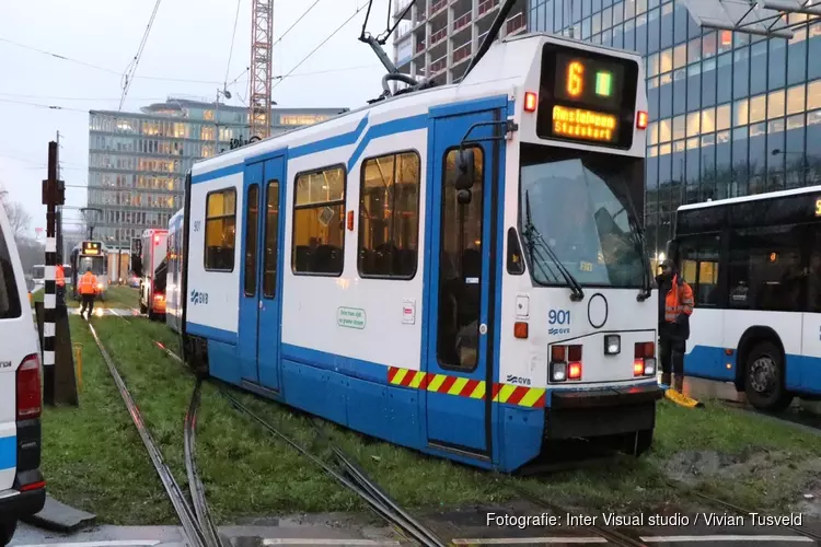 Veel hinder door ontspoorde tram bij station Amsterdam-Zuid