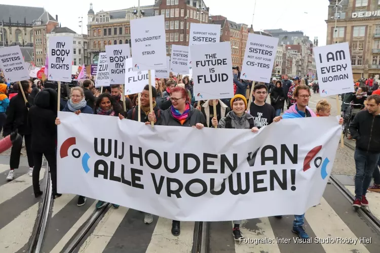 Duizenden deelnemers aan Women&#39;s March door centrum Amsterdam