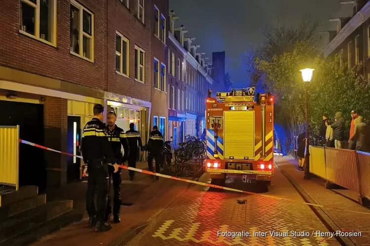 Brand in houtopslag onder appartementen Amsterdam-West, zeven bewoners uit pand gehaald