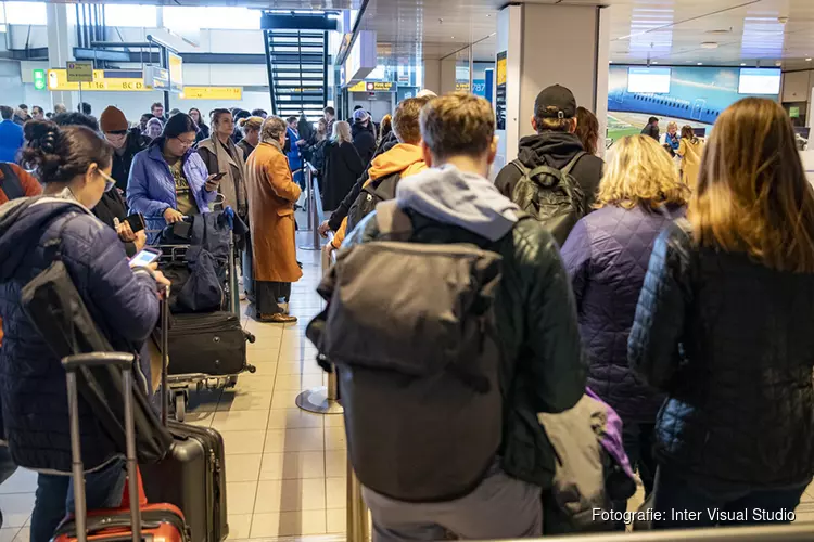 Drukte bij KLM balie na reisverbod naar VS vanwege Corona