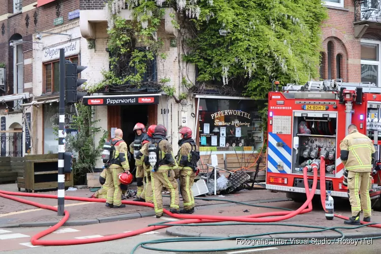 Brand in winkel, woningen ontruimd