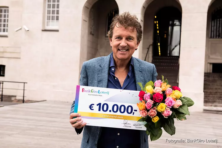 Marlou uit Amsterdam Oud-Zuid verrast met 10.000 euro van BankGiro Loterij